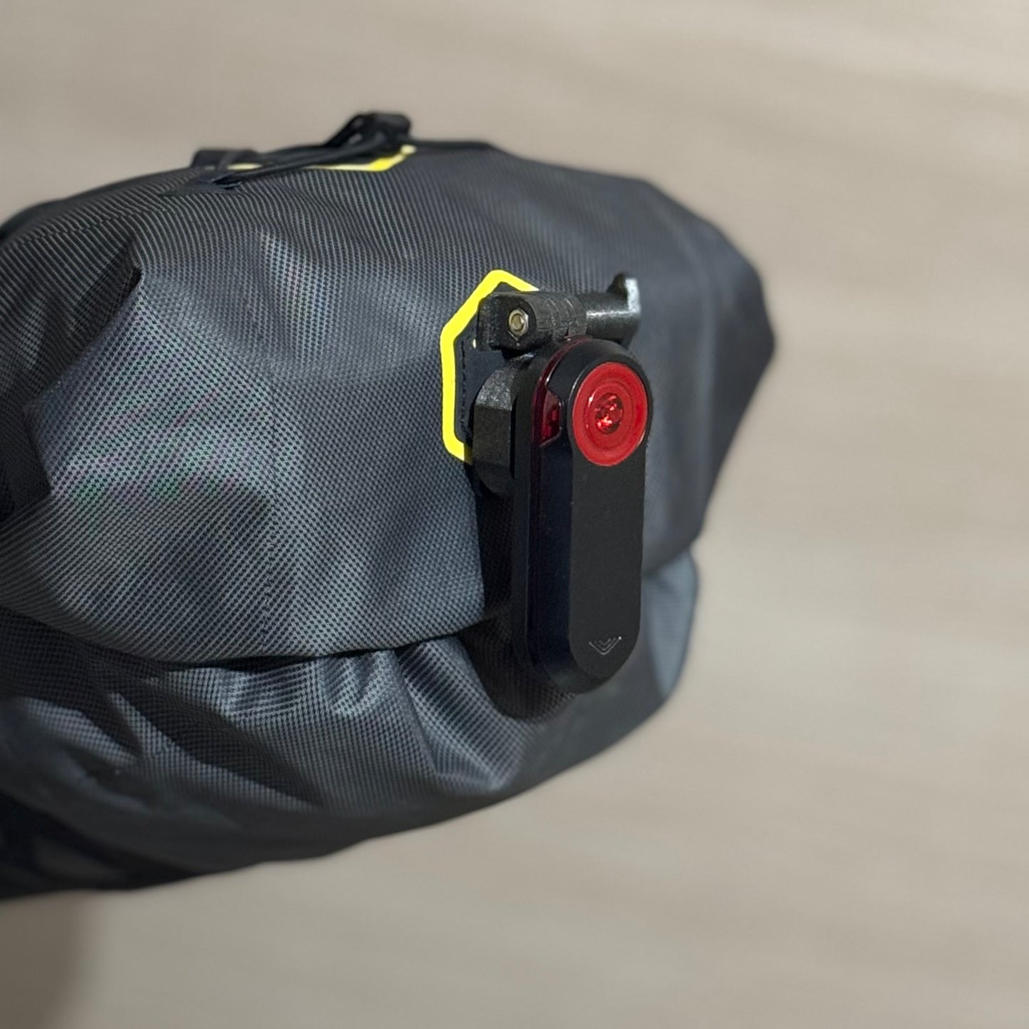 Radar Licht Halter für Satteltaschen mit dünnen Schlaufen